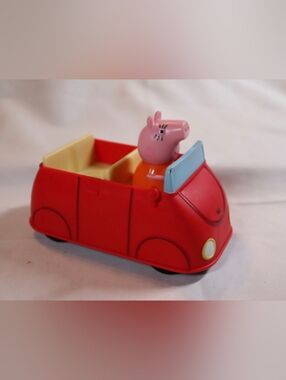 Peppa Pig All Around Peppa's Town Mama Pig & Talking Red Car